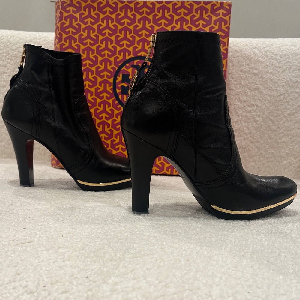 Tory Burch Elegant Black Leather Heeled Boots - Picture 5 of 6